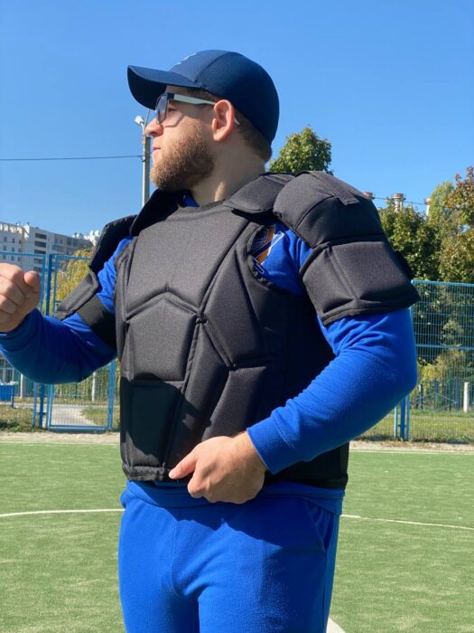 Segmented vest with shoulder and biceps protection
